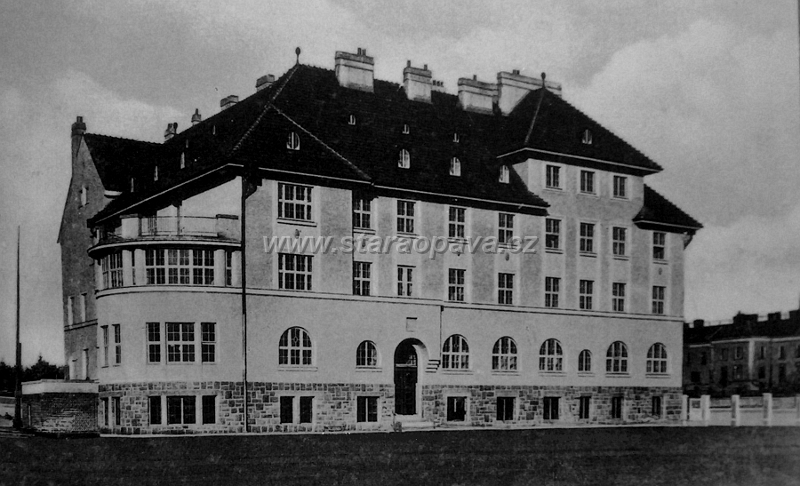 olomoucka (17).JPG - Foto kolem roku 1910, tenkrát budova sloužila jako sanatorium pro seniory, posléze jako porodnice a dnes slouží jako domov důchodců a nese název Villa Vančurova.